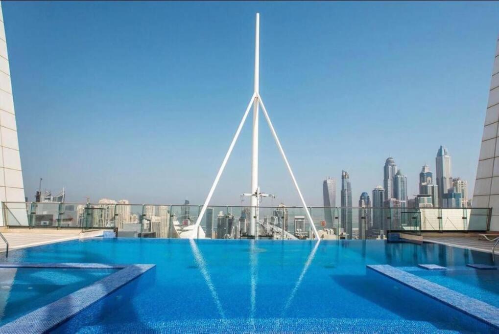Luxury Modern Studio In Jlt With Amazing View & Rooftop Pool - Sleeps 3 Дубай Экстерьер фото